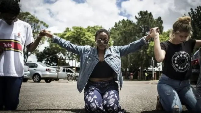 Une manifestation d'étudiants contre la prédominance de l'afrikaans sur l'anglais.