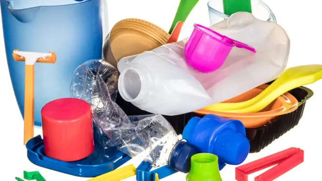 Hoy es un material odiado por su enorme daño al medio ambiente y a los animales. Pero su existencia también trajo muchas cosas buenas.