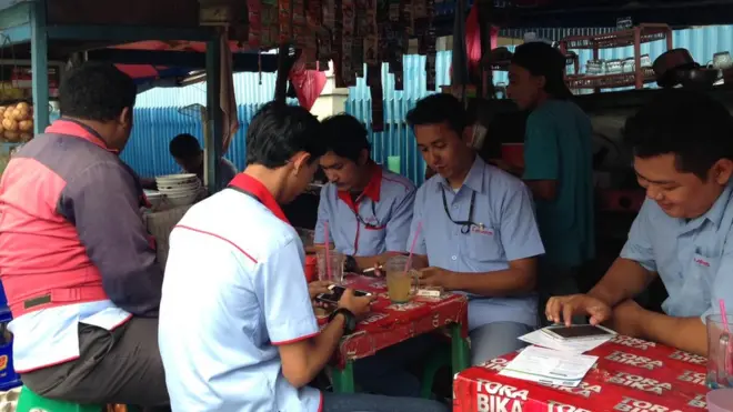 Sejumlah buruh Jakarta tengah menyantap makan siang.