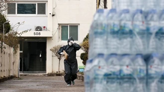 방호복을 입고 택배를 배달하는 모습