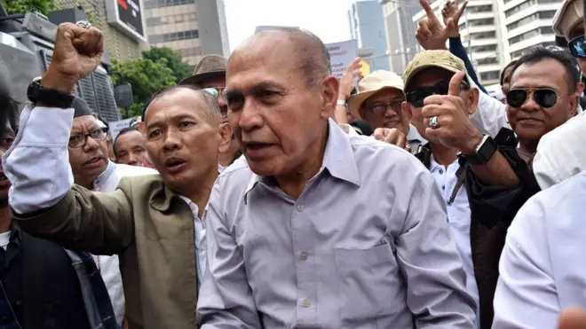 Mantan Kepala Staf Komando Strategis Angkatan Darat (Kas Kostrad) Mayjen TNI Purnawirawan Kivlan Zein (tengah) menghadiri unjuk rasa menuntut diusutnya tuduhan kecurangan.