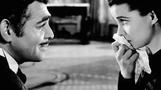 مشهد من فيلم أجنبي تضع فيه الممثلة منديلا على فمها