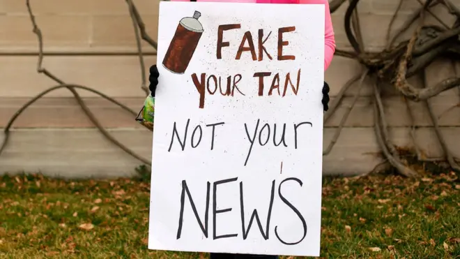 На одной из акций протеста в Вашингтоне участники предлагали "подделывать загар, а не новости"