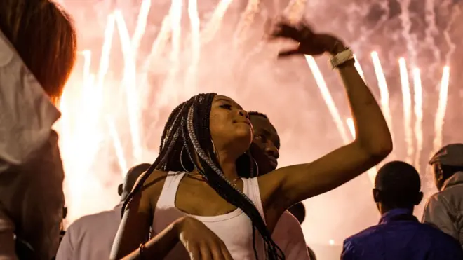 For South Africa, dem wan crackdown for di furniture tori, so peope dey go places like parks to celebrate enter new year