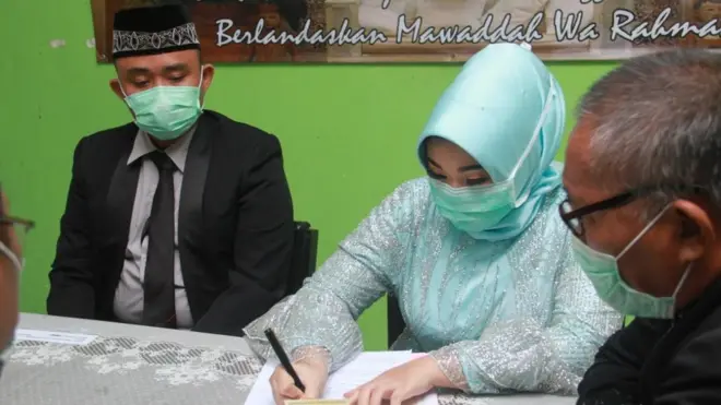 Edi dan Annisa diwajibkan mengenakan masker saat acara akad yang diselenggarakan di KUA.