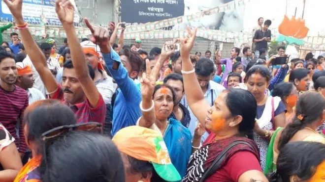 ઉજવણી કરતા લોકો