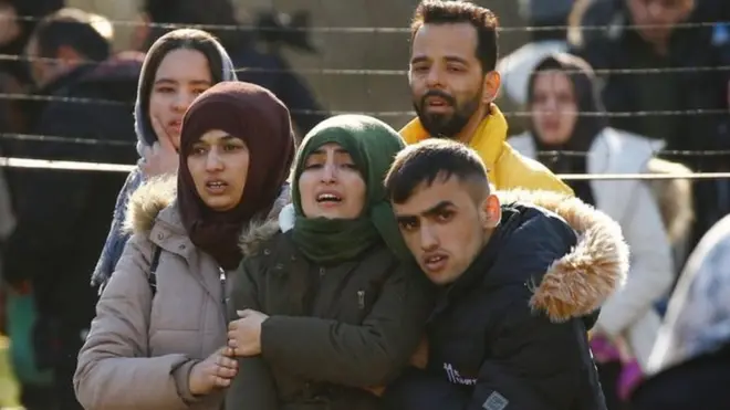 تمكن بعض اللاجئين من الوصول إلى معبر كاستانيي الحدودي اليوناني لكن السلطات اليونانية أغلقته
