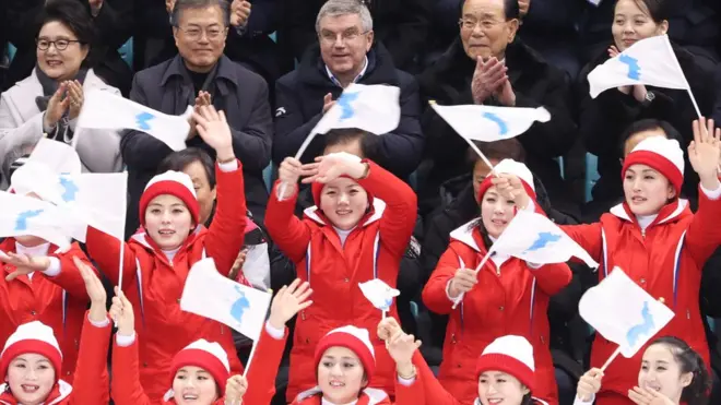토마스 바흐 위원장(윗줄, 가운데)은 한국 문재인 대통령, 북한 김영남 최고인민회의 상임위원장, 김여정 노동당 부부장과 함께 남북 단일팀의 아이스하키 경기를 관람했다