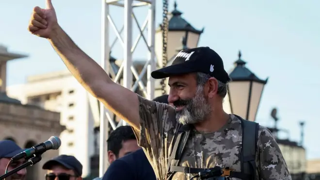 Пашинян стал премьер-министром, возглавив народные протесты против коррупции