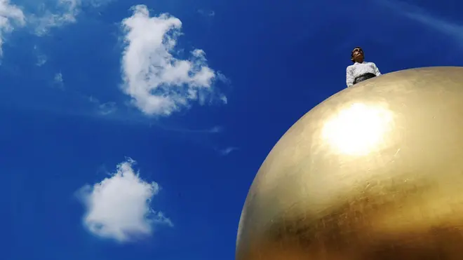 Un programa de concurso en el que todo dependía de unas bolas doradas atrajo la atención de científicos, trae a la memoria la escultura 'Sphaera' del artista alemán Stephan Balkenhol.