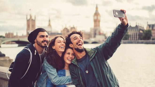 Amigos tomandose un selfie en Londres