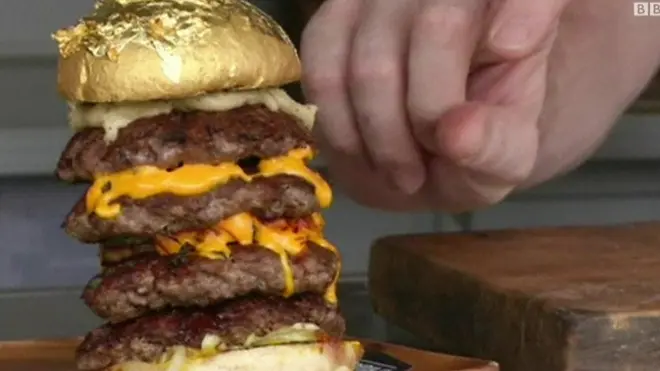 شطيرة برغر مغطاه بالذهب عيار 24 تباع في دبي