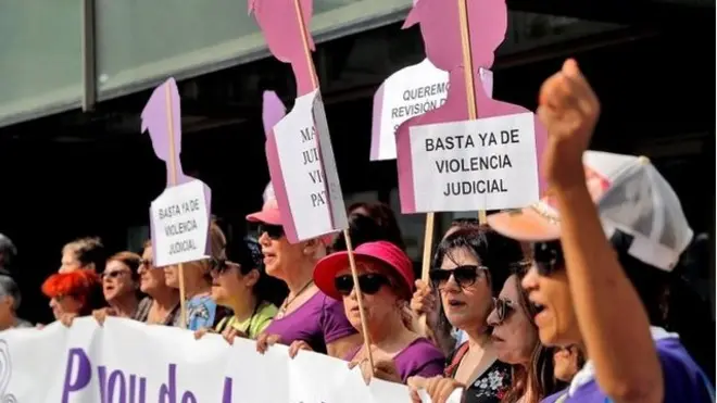 Un grupo de mujeres protestó a las afueras del TS a la espera de conocer la decisión de los jueces este viernes.
