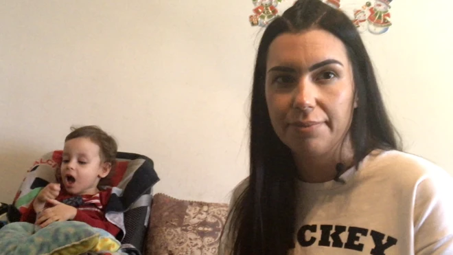 До поднева Оливера са њим ради код куће