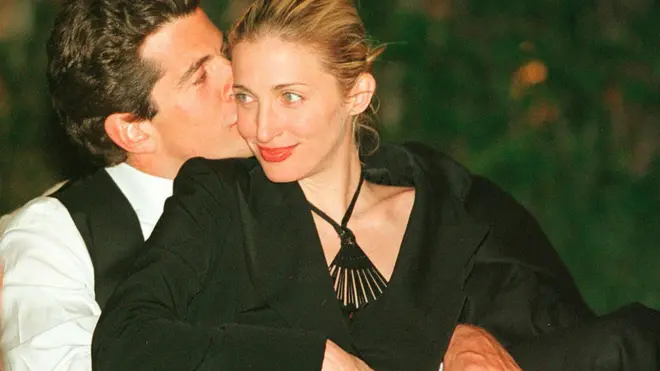 John John Kennedy viajaba junto a su esposa Carolyn Bessette. En el accidente también murió Lauren, hermana de Carolyn.