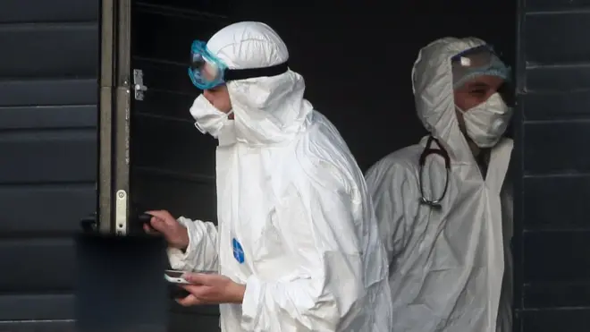 Сотрудники скорой помощи на территории многопрофильного медицинского центра "Новомосковский", куда будут госпитализировать пациентов с подозрением на коронавирус COVID-19