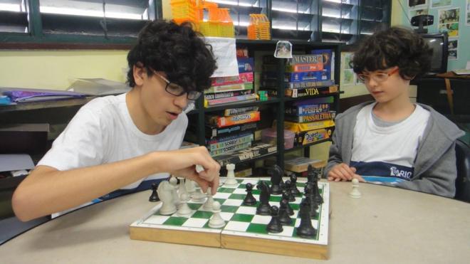 Shaft Novakoski Gutemberg, 13, e Francisco Gomescomo operar na bet365Castro, 10, se enfrentam no xadrez