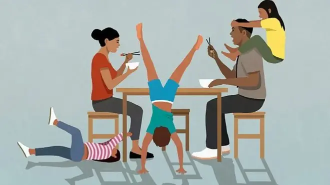 함께 식사하는 가족