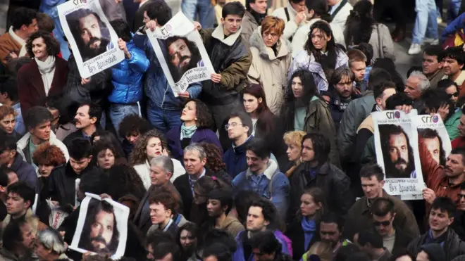 Osnivača i lidera SPO-a Vuka Draškovića nazivali su „Kraljem trgova" zbog govora na protestima i mitinzima početkom devedesetih godina prošlog veka