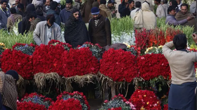 වැලන්ටයින් දිනය වෙනුවෙන් ලාහෝර් නුවර අලෙවියට තබා ඇති මල්