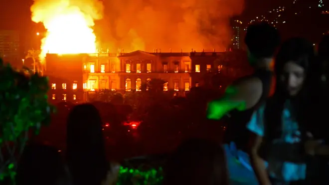 里約熱內盧民眾看著焚燒中的巴西國家博物館（2/9/2018）