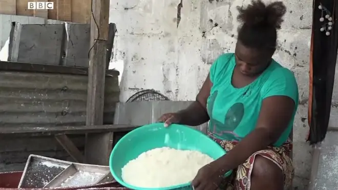 L’attieke se mange à toutes les sauces. Souvent imité mais jamais égalé, ce plat ivoirien veut afficher sa singularité.