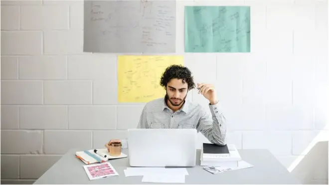 Banyak pekerja AS khawatir terlihat tidak berkomitmen atau dianggap 'pemalas' jika tidak berada di meja kerja mereka.