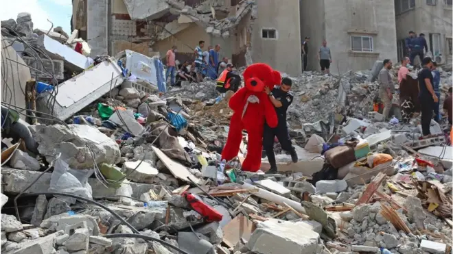 فرق الإنقاذ تواصل أعمال البحث تحت حطام أحد المباني بعد الغارات الجوية الإسرائيلية على مدينة غزة