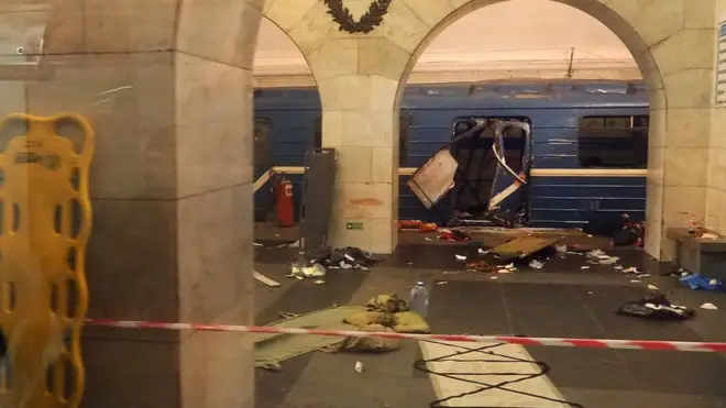 Dampak kerusakan akibat ledakan di kereta bawah tanah di St Petersburg, Rusia.