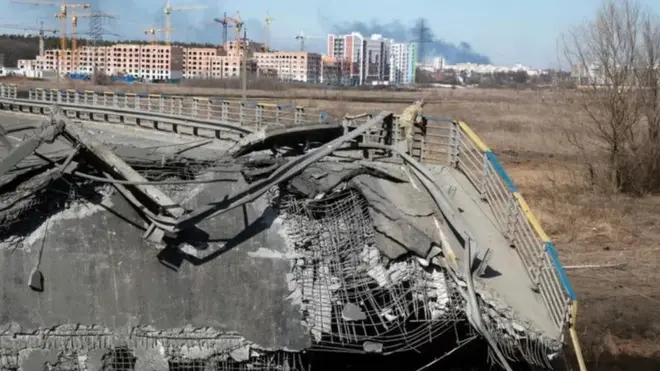 Daraja lililoharibiwa mjini Irpin