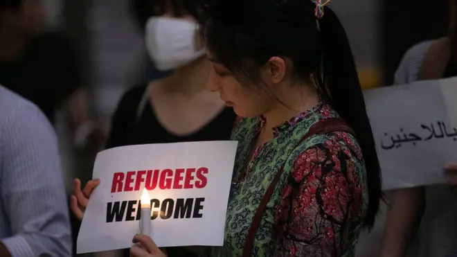 같은 날 '난민 반대'에 반대하는 집회 참가자들은 난민 보호와 인종 차별 철폐 등을 촉구했다
