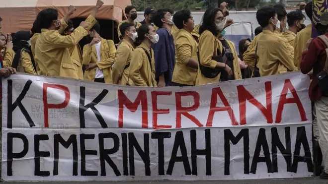 Dalam beberapa terakhir, berbagai kelompok mahasiswa berunjuk rasa terkait pemberhentian puluhan pegawai KPK. Foto ini diabadikan di Purwokerto, Jawa Tengah, 25 September lalu.