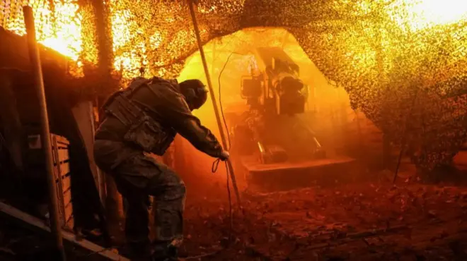 최전선의 우크라이나 군인이 러시아군을 향해 자주포를 발사하는 모습