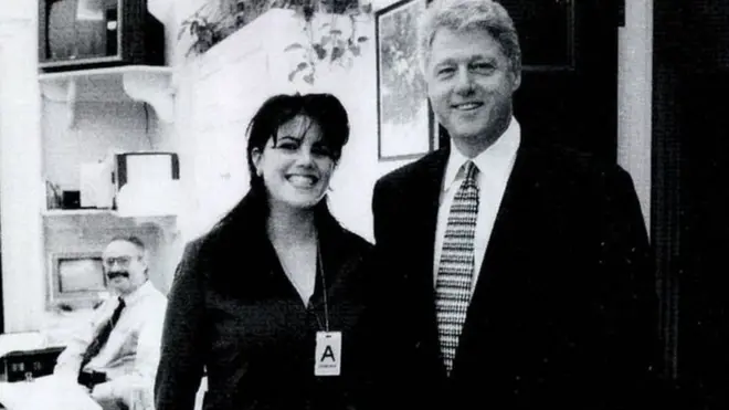 เพื่อนสนิทของนางสาวลูวินสกีเป็นผู้แอบบันทึกการสนทนาเรื่องสัมพันธ์ลับของเธอกับนายคลินตัน แล้วนำไปเปิดเผยต่อ