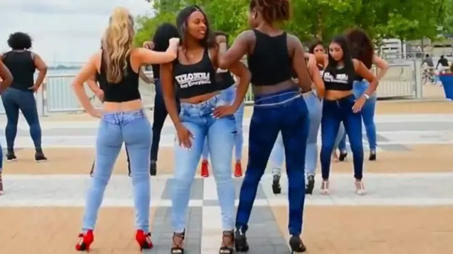 Cada vez hay mas mujeres que aprenden a bailar la kizomba, una danza de origen angoleño.