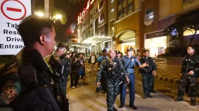 Polisi Filipina sudah menguasai kembali situasi di sebuah pusat pertokoan di ibu kota Manila setelah mendapat serangan dari seorang pria bersenjata.