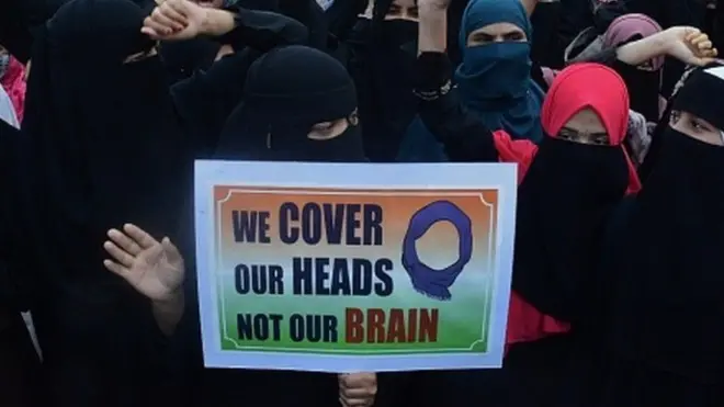 أثار الخلاف حول الحجاب احتجاجات في جميع أنحاء البلاد