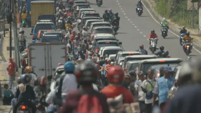 Arus lalu lintas menuju kawasan Puncak, Kabupaten Bogor, Jawa Barat, pada Sabtu (20/06).