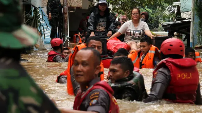 Hujan deras sepanjang Selasa malam dan Rabu pagi menyebabkan terjadinya lebih dari 100 titik banjir di Jakarta dan sekitarnya.