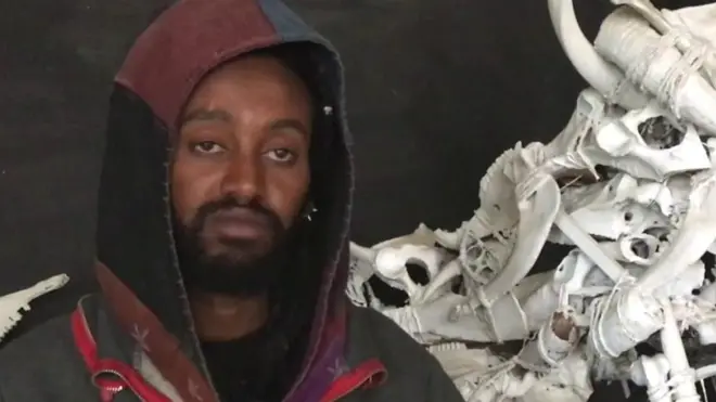 Cet artiste fait de l'art à partir de déchets en Ethiopie.