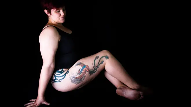 불사조 문신은 우울증을 이겨내기 위해 떠났던 클레어의 긴 여행을 상징한다