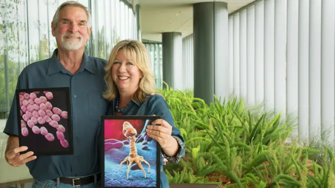 Tom holding an acinetobacter image, Steffanie holding an image of a phage