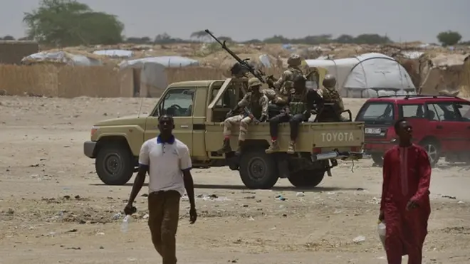 Des soldats nigériens mènent une patrouille à Diffa, en juin 2016