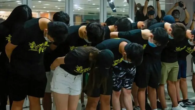 香港警方國安處稱，除了已拘捕四人外，還將約見其他與會者，了解他們的投票理由。