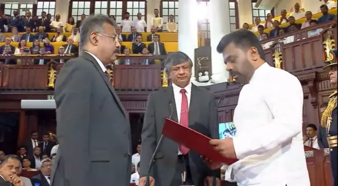 කොළඹ ජනාධිපති ලේකම් කාර්යාලයේ දී අගවිනිසුරු ජයන්ත ජයසුරිය ඉදිරියේ, අනුර කුමාර දිසානායක මෙරට නව වන විධායක ජනාධිපතිවරයා ලෙස දිවුරුම් දුනී.