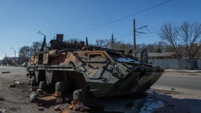 Сожженный бронеавтомобиль в Харькове