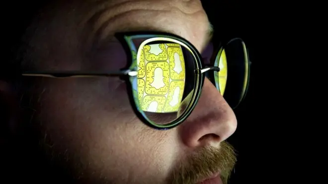 Es posible que un usuario capture tu imagen o alguna parte de tu video haciendo una captura de pantalla con el celular, pero ¡cuidado! porque al hacerlo el usuario que envió el mensaje o publicó la imagen puede detectar quién realizó la captura.