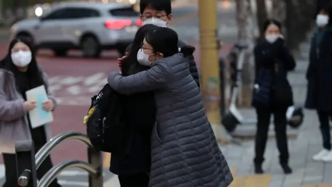 서울 강남구 개포고등학교 앞에서 수험생 학부모가 시험장에 들어서는 수험생을 응원하고 있다