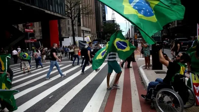 Manifestantes bloquearam uma faixa da Avenida Paulista