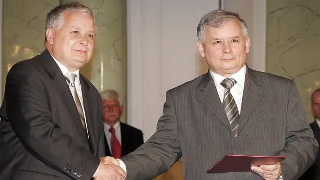 Многие в Польше и за ее пределами считают, что содержание последнего разговора между братьями Качиньскими может стать ключом к выяснению причин смоленской катастрофы, в котрой погиб Лех Качиньский (слева)